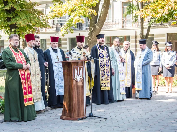 Beco polis için saygı anıtı yakınında toplanıyor insanlar