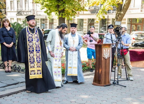 Polis için saygı anıtı yakınında toplanan insanlar 