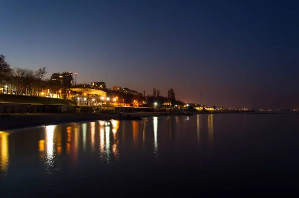 Şehir gece ışıkları, deniz. — Stok fotoğraf