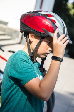 Şehir sokaklarında toplu yardım bisikletyolculuğu. 