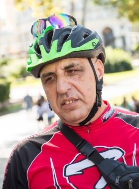 Şehir sokaklarında toplu yardım bisikletyolculuğu. 