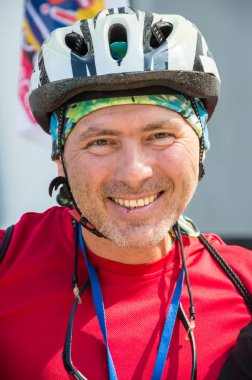 Şehir sokaklarında toplu yardım bisikletyolculuğu. 