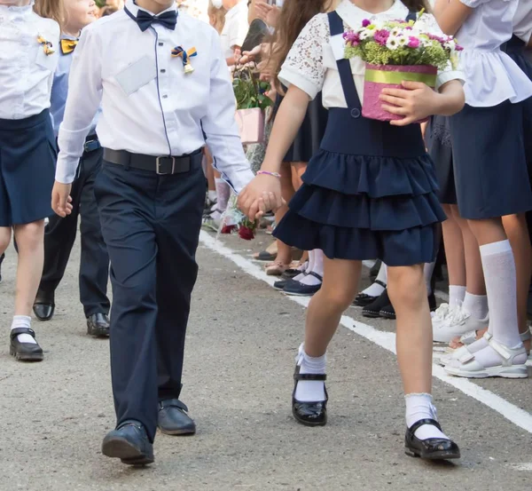 Обрезанное изображение. Мальчик и девочка держатся за руки . Лицензионные Стоковые Фото