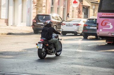 İnsanlar bisikletle çalışacak. Sokak, yol, arabalar.