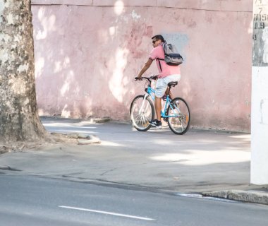 İnsanlar bisikletle çalışacak. Sokak, yol, arabalar.