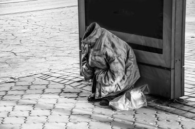 Kafası olmayan bir adam. Kirli ceket. Street. Yoksulluk ve evsiz