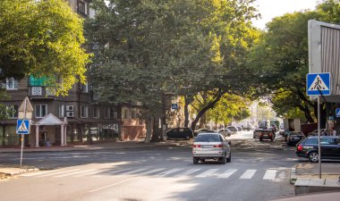 İnsanlar arabalarla çalışacak. Sokak, yol, sabah.  