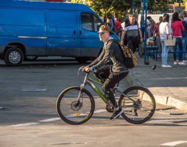 İnsanlar bisikletle çalışacak. Sokak, yol, arabalar.