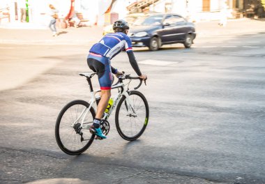 İnsanlar bisikletle çalışacak. Sokak, yol, arabalar.