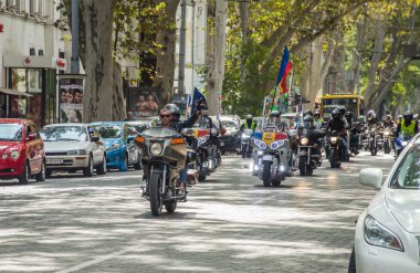 Motorcular ana caddelerden biri boyunca sürdü. 