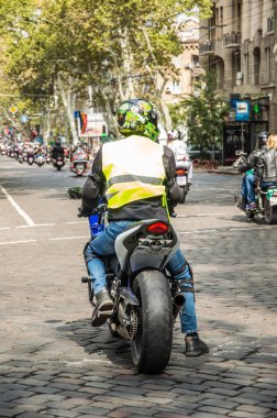 Motorcular ana caddelerden biri boyunca sürdü. 