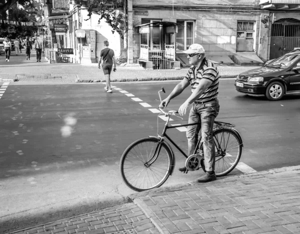 La gente va a trabajar en bicicleta. Calle, carretera, coches . — Foto de Stock