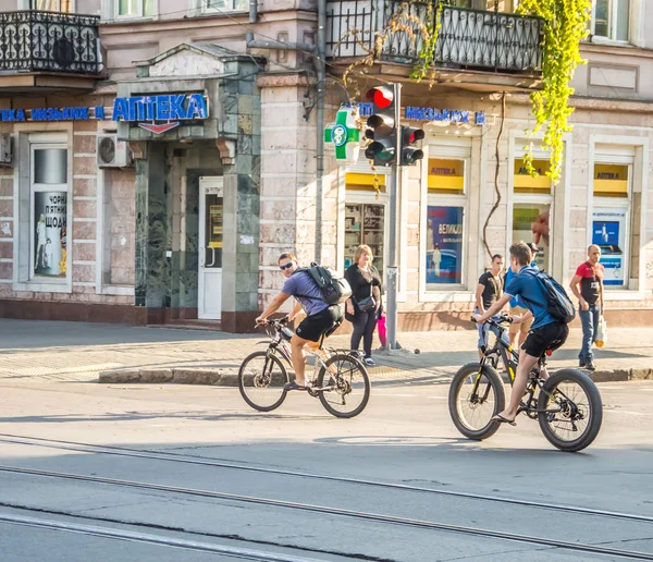 People going to work by bike. Street, road, cars. — Stock Photo, Image