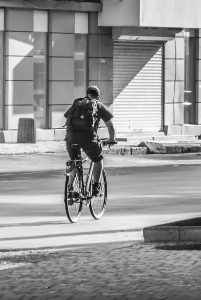 As pessoas vão trabalhar de bicicleta. Rua, estrada, carros . — Fotografia de Stock