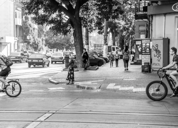 As pessoas vão trabalhar de bicicleta. Rua, estrada, carros . — Fotografia de Stock