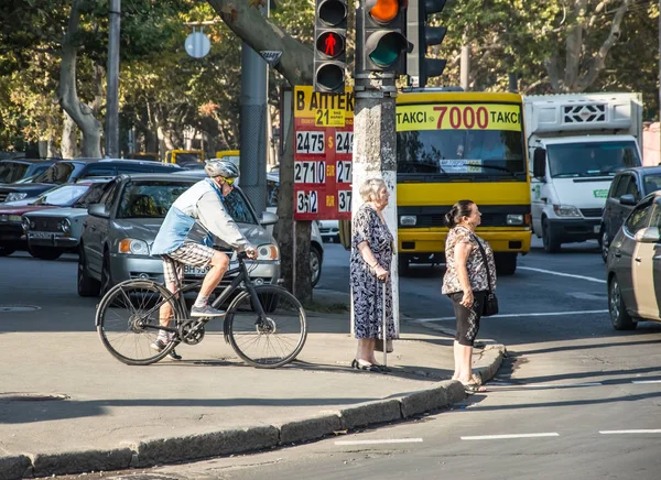 People going to work by bike. Street, road, cars. — Stock Photo, Image