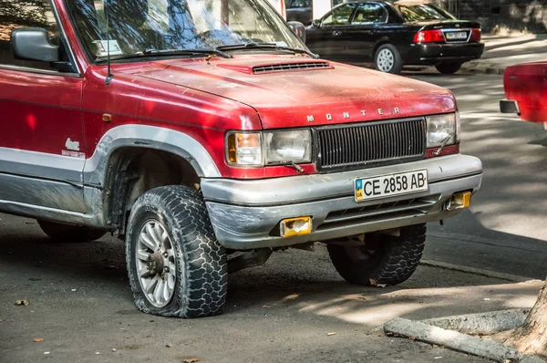 Old car with a punched wheel. Street, cars, traffic. — Stock Photo, Image