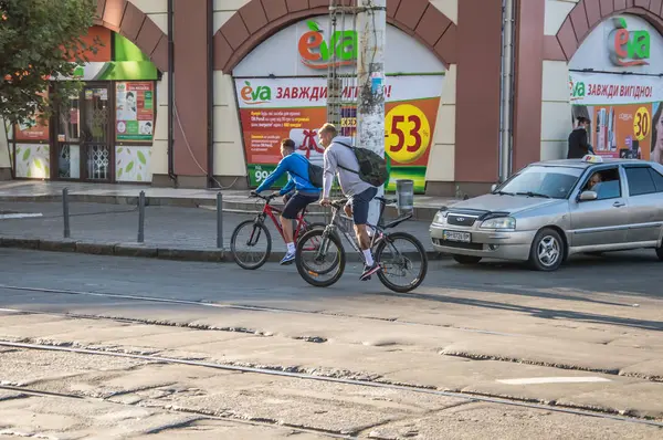 People going to work by bike. Street, road, cars. — Stock Photo, Image