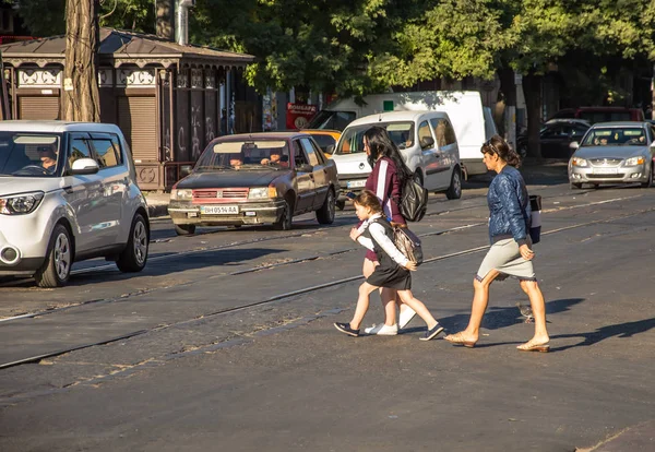 İnsanlar bisikletle çalışacak. Sokak, yol, arabalar. — Stok fotoğraf