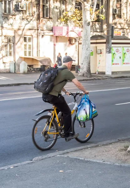 People going to work by bike. Street, road, cars. — Stock Photo, Image