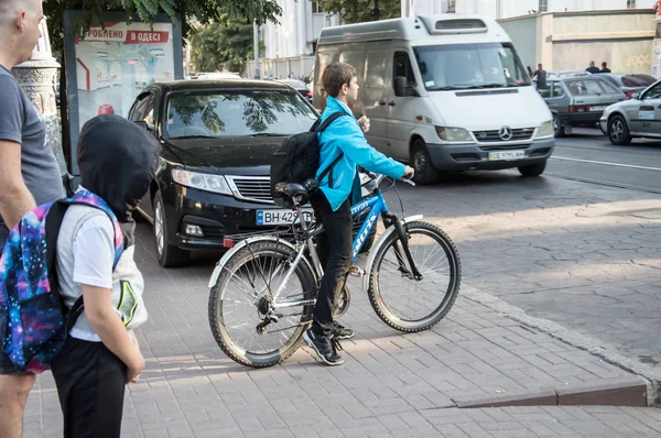 People going to work by bike. Street, road, cars. — Stock Photo, Image