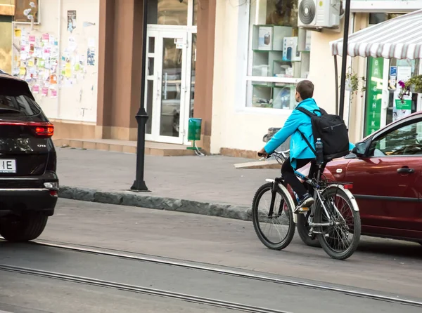 People going to work by bike. Street, road, cars. — Stock Photo, Image