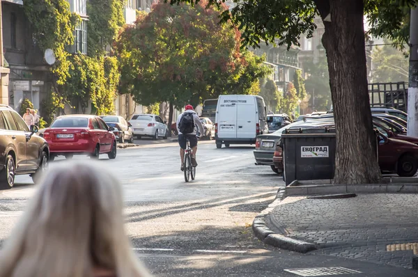 Люди едут на работу на велосипеде. Улица, дорога, автомобили . — стоковое фото