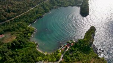 Gideros Körfezi, Korsanların antik çağlarda sığındığı ve meydanın doğal limanı olan Ceneviz 'in izlerini taşıyor. Cide, Kastamonu, Türkiye