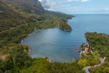 Gideros Körfezi, Korsanların antik çağlarda sığındığı ve meydanın doğal limanı olan Ceneviz 'in izlerini taşıyor. Cide, Kastamonu, Türkiye