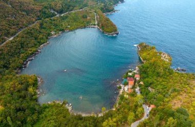 Gideros Körfezi, Korsanların antik çağlarda sığındığı ve meydanın doğal limanı olan Ceneviz 'in izlerini taşıyor. Cide, Kastamonu, Türkiye