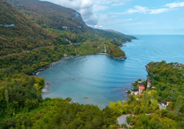 Gideros Körfezi, Korsanların antik çağlarda sığındığı ve meydanın doğal limanı olan Ceneviz 'in izlerini taşıyor. Cide, Kastamonu, Türkiye