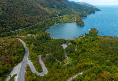 Gideros Körfezi, Korsanların antik çağlarda sığındığı ve meydanın doğal limanı olan Ceneviz 'in izlerini taşıyor. Cide, Kastamonu, Türkiye