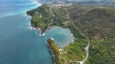 Gideros Körfezi, Korsanların antik çağlarda sığındığı ve meydanın doğal limanı olan Ceneviz 'in izlerini taşıyor. Cide, Kastamonu, Türkiye