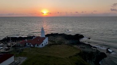 Sinop 'taki Inceburun Deniz Feneri. Hindi. Inceburun Türkiye 'nin en kuzey noktasıdır. İnsansız hava aracı ile hava saldırısı.