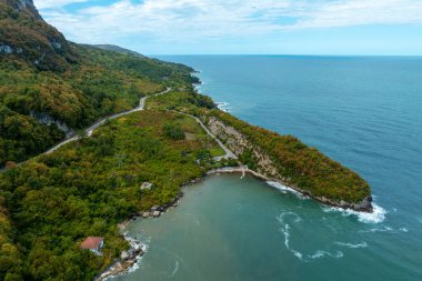 Gideros Körfezi, Korsanların antik çağlarda sığındığı ve meydanın doğal limanı olan Ceneviz 'in izlerini taşıyor. Cide, Kastamonu, Türkiye