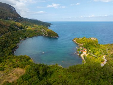 Gideros Körfezi, Korsanların antik çağlarda sığındığı ve meydanın doğal limanı olan Ceneviz 'in izlerini taşıyor. Cide, Kastamonu, Türkiye