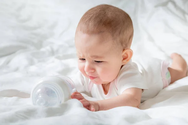 Triste Et Pleurant Bebe Fille Couchee Sur Le Lit Blanc Avec Une Bouteille D Eau Speciale Avec Mamelon Il Essaie De La Ronger Dentition Soins De Sante Un Seul Stock Photo Triste Et Pleurant Bebe Fille Couchee Sur Le Lit Blanc Avec Une Bouteille D Eau Speciale Avec Mamelon Il Essaie De La Ronger Dentition Soins De Sante Un Seul Stock Photo