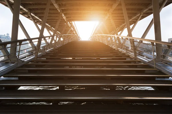 Escadas de ponte solferino contra o sol em Paris — Fotografia de Stock
