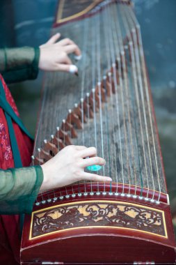 Kadın Guzheng geleneksel Çince müzik aleti çalma