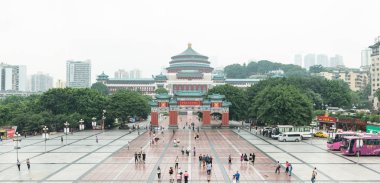 Renmin Dalitang halklar içinde kare Chongqing panorama sisli bir günde