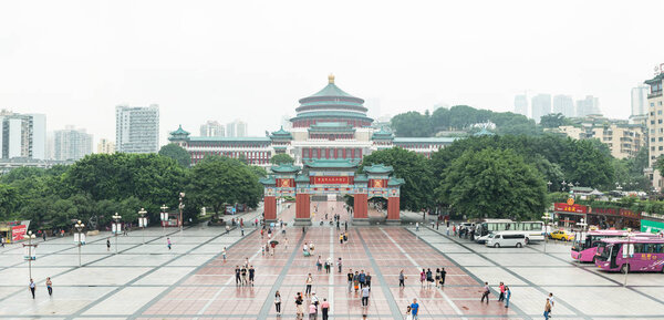 RenMin Dalitang в народах площади Чунцин панорама в туманный день
