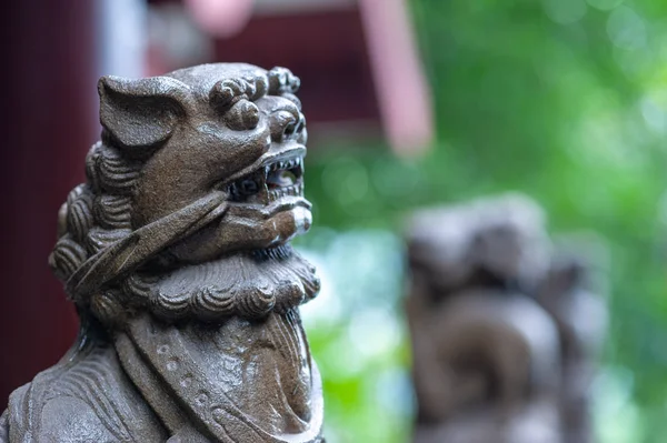 Каменная статуя льва в буддийском храме — стоковое фото