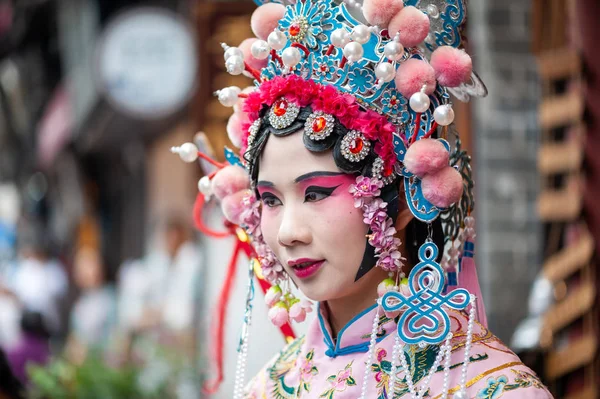 Woman with chinese opera traditional dress and make-up — Stock Photo, Image