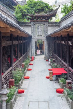 Chongqing Baolunsi tapınağında dua kadın