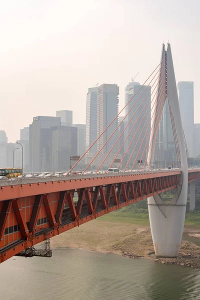 Qiansimen-Brücke mit Wolkenkratzern im Dunst in Chongqing — Stockfoto