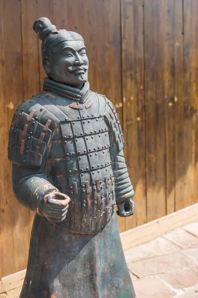 Soldado de terracota soldado estatua réplica en una calle de Anren —  Fotos de Stock