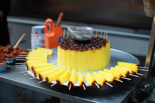 Guihuagao tårta spetten i en gatumarknad — Stockfoto