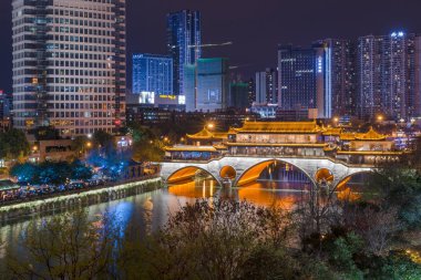 Chengdu, sichuan Eyaleti, Çin - 17 Mart 2018: Anshun Köprüsü ve gece Jinjiang nehir havadan görünümü.
