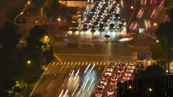 Cruce de tráfico timelapse en la noche — Vídeo de stock