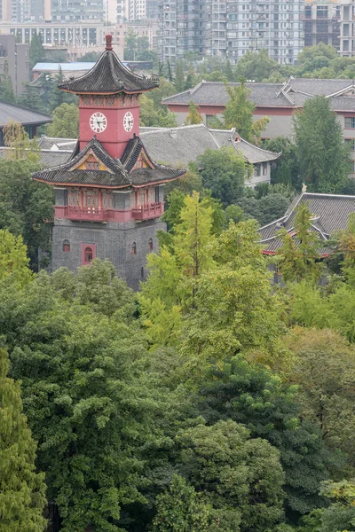 Wieża zegarowa w Chengdu Huaxi Sichuan University — Zdjęcie stockowe